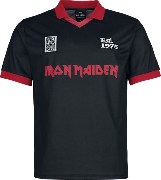 Zwart voetbalshirt met rode kraag en mouwranden. Op de voorkant staat "IRON MAIDEN" in rode letters, met "Est. 1975" en een patch.