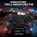 Zwarte draadloze controller met blauwe en rode LED-accenten, op de voorgrond, met autosport op tv.