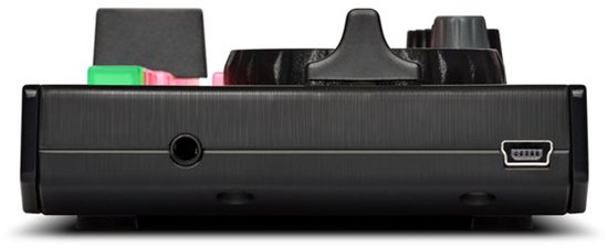 Zijkant van de Numark DJ2GO2 Touch DJ-controller, met een 3.5mm koptelefoonaansluiting en een USB-poort.