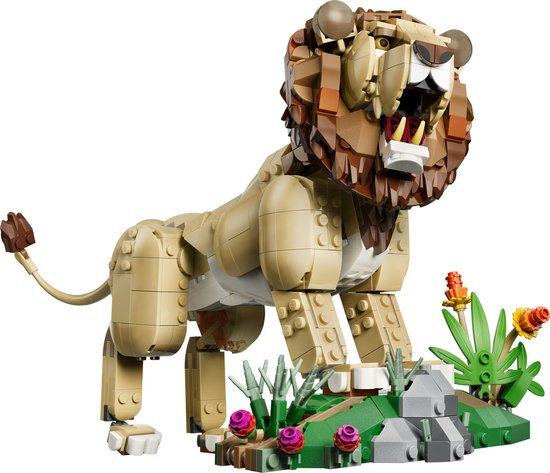 LEGO leeuw model van bruine en beige stenen, met grote bruine manen en een open mond, op een groene ondergrond met bloemen.
