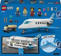 LEGO City passagiersvliegtuig, poppetjes en bagagekarretje, met bouwinstructies.