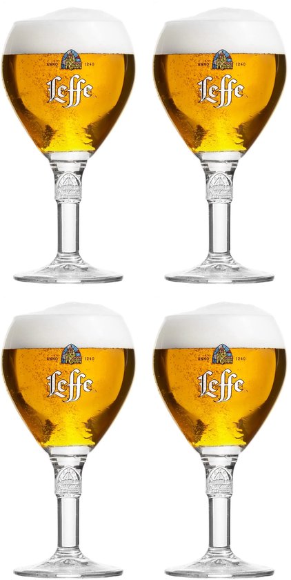 Quatre verres à bière Leffe avec de la mousse, chacun portant le logo Leffe.