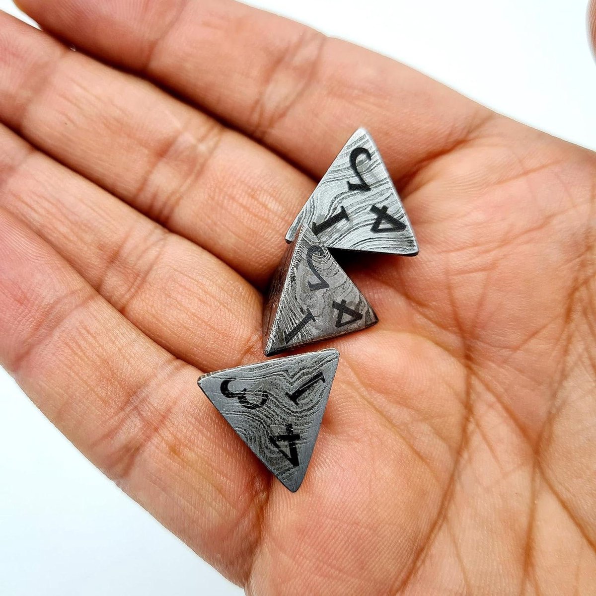 Damast D4 dobbelsteen - Handgemaakte kubus - Spel decoratie - Uniek patroon - 18 mm - Zilver