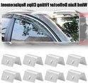 Acht zilverkleurige metalen klemmen, U-vormig met inkeping, voor auto-windgeleiders.