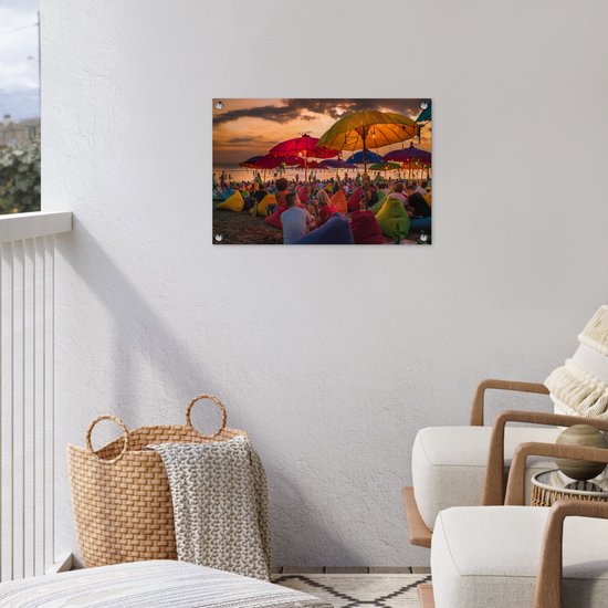 Tuinposter 60x40 cm - Tuindecoratie Toeristen genieten van de zonsondergang bij het strand van Denpasar in Bali, Indonesië - Poster voor in de tuin - Buiten decoratie - Schutting tuinschilderij - Tuindoek muurdecoratie - Wanddecoratie balkondoek