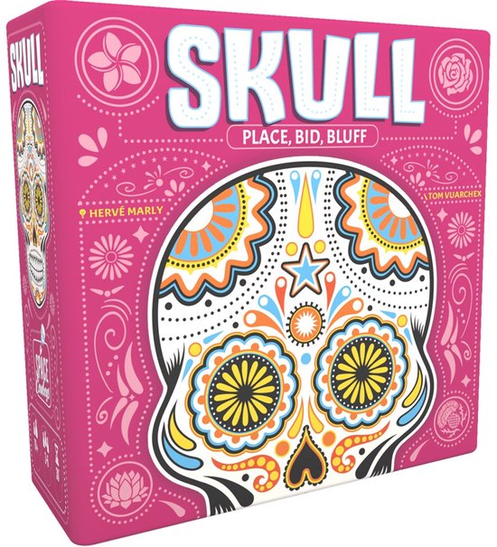 Doos van het bordspel SKULL. De doos is roze met een Mexicaans-geïnspireerde schedel met bloemenpatronen. Ttitel 'SKULL PLACE, BID, BLUFF'.