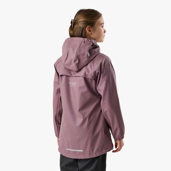 Meisje van achteren gezien, draagt een lichtroze regenjas met capuchon en logo op de rug.