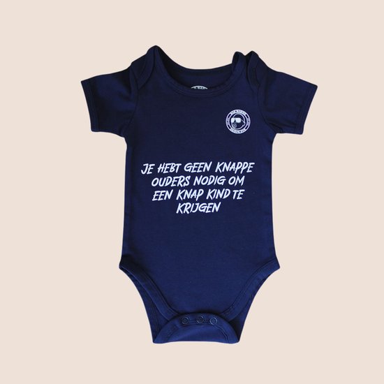 Body bleu marine à manches courtes, texte blanc "Je hebt geen knappe ouders nodig om een knap kind te krijgen" et un logo.