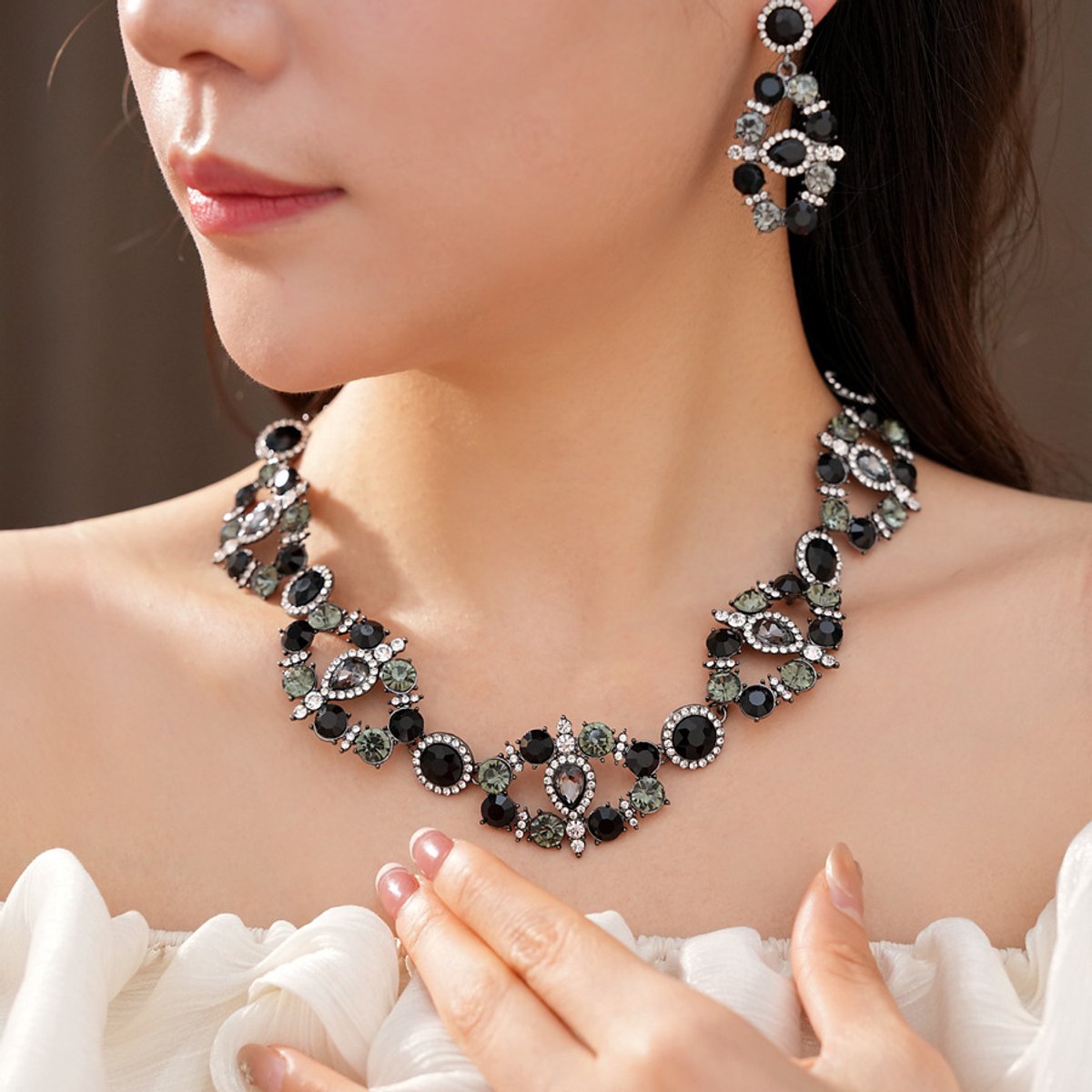 Sieradenset / Vintage, met diamanten bezette, opengewerkte geometrische halsketting en oorbellen set / Elegante sleutelbeenketting en oorbellen set