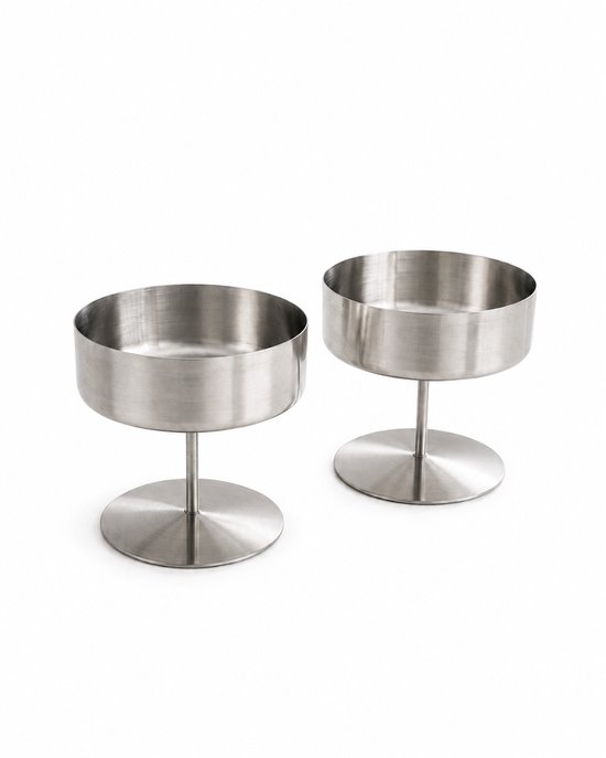 Deux coupes à glace vides en acier inoxydable sur fond blanc.