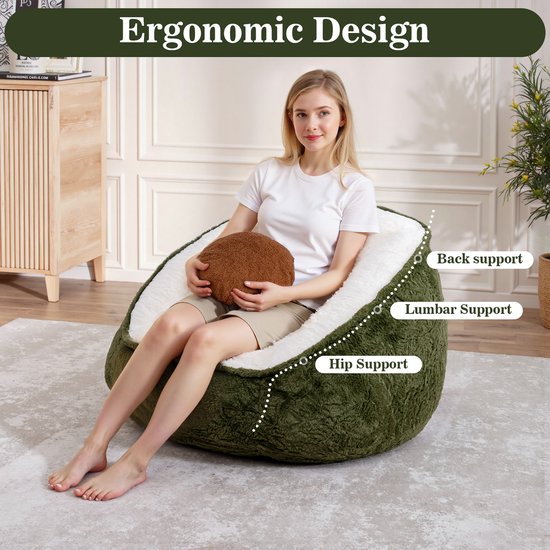 Een jonge vrouw zit in een groene avocadovormige zitzak, met markeringen voor rug-, lenden- en heupondersteuning.