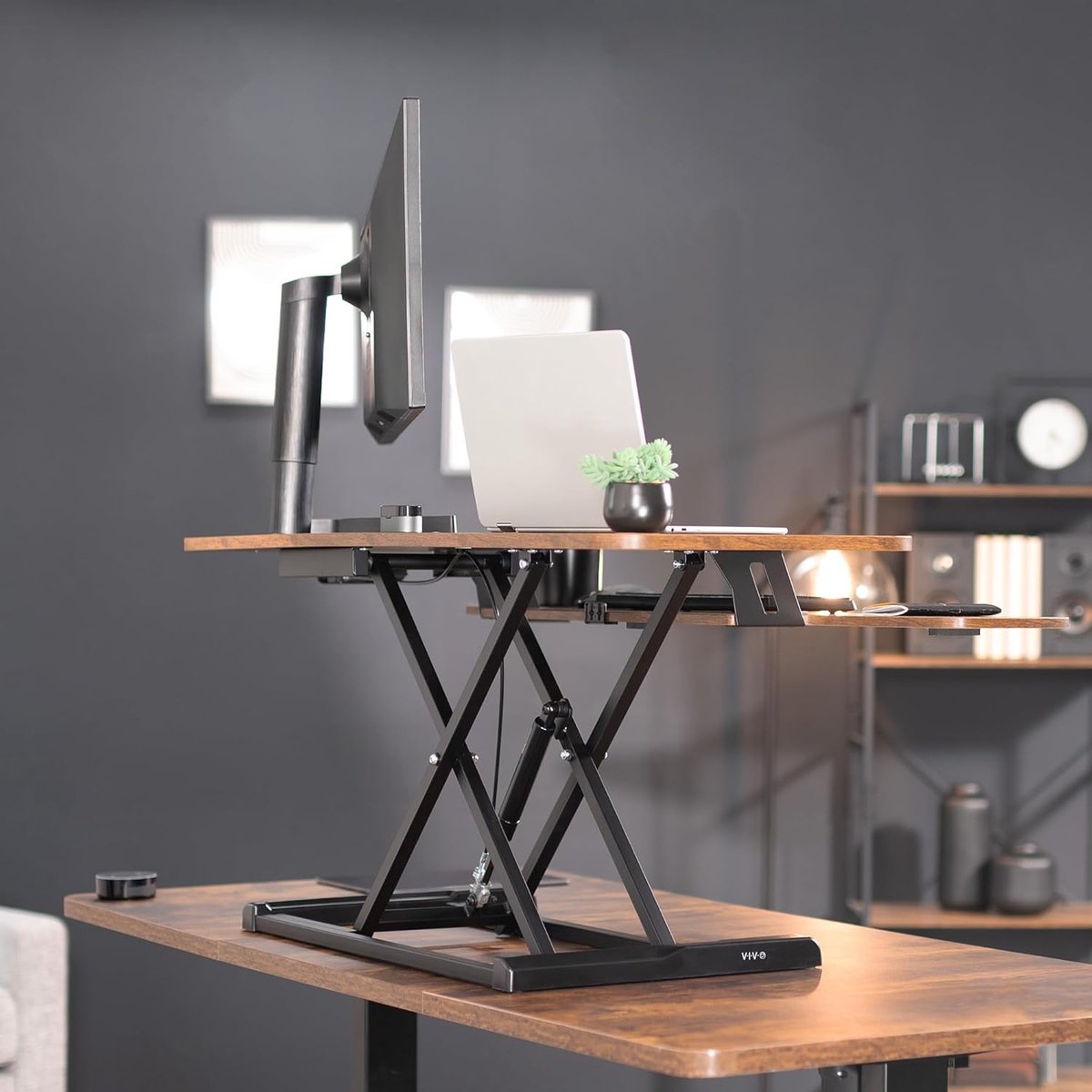 Zit-sta bureauconverter 120,9 cm – in hoogte verstelbare bureauverhoger voor 2 monitoren en laptop met toetsenbordlade – ergonomisch werkstation – vintage bruin zwart staal – Mobili Bella