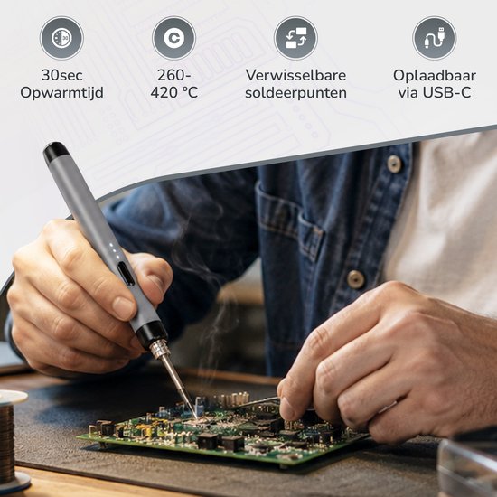 Een man soldeert met een grijze soldeerbout. De bout heeft 30 seconden opwarmtijd, 260-420°C temperatuur en is USB-C oplaadbaar.