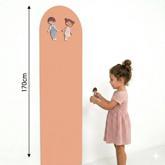 Une fille en robe place une figure magnétique sur un tableau magnétique peachy rose de 170cm de haut.