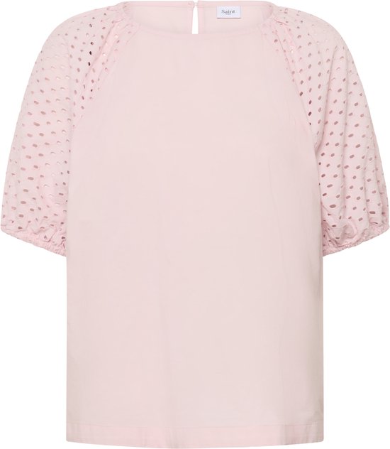 Blouse rose à manches courtes bouffantes ajourées et col rond. Étiquette de la marque Saint Tropez visible.
