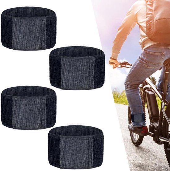 Drie zwarte broekklemmen met klittenbandsluiting, daarnaast een man op een fiets met broekklem aan de broek.