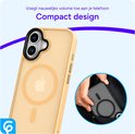 Coque dorée avec dos en verre dépoli et une main glissant le téléphone dans une poche.