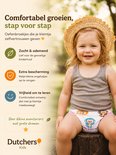 Lachend meisje met strooien hoed, oefenbroekje met apenprint.