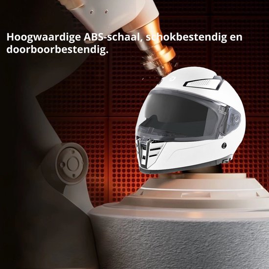 Wit integraalhelm op een draaiende standaard, met een industriële achtergrond. Tekst: Hoogwaardige ABS-schaal, schokbestendig en doorboorb...