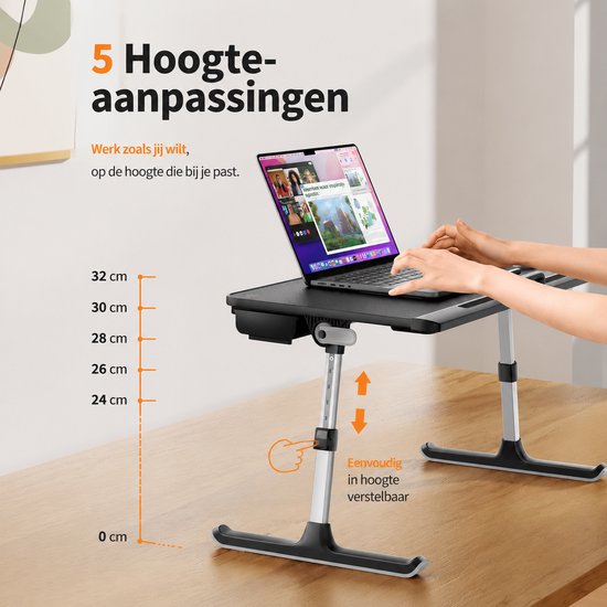Zwarte laptoptafel op houten tafel met laptop. 5 hoogte-aanpassingen, 'Werk zoals jij wilt' en 'Eenvoudig in hoogte verstelbaar' in tekst.