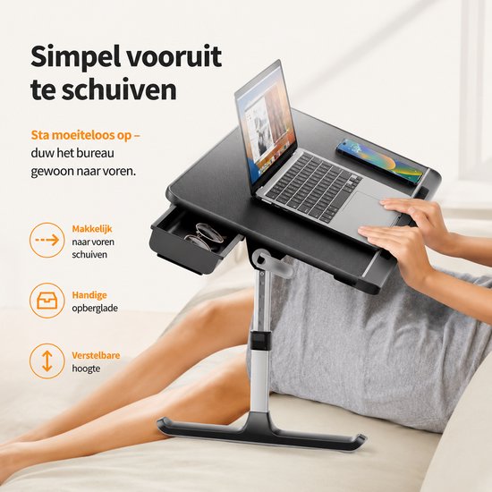 Zwarte laptoptafel met laptop, telefoon en lade. Gebruikt op een bed met tekst 'Simpel vooruit te schuiven'.