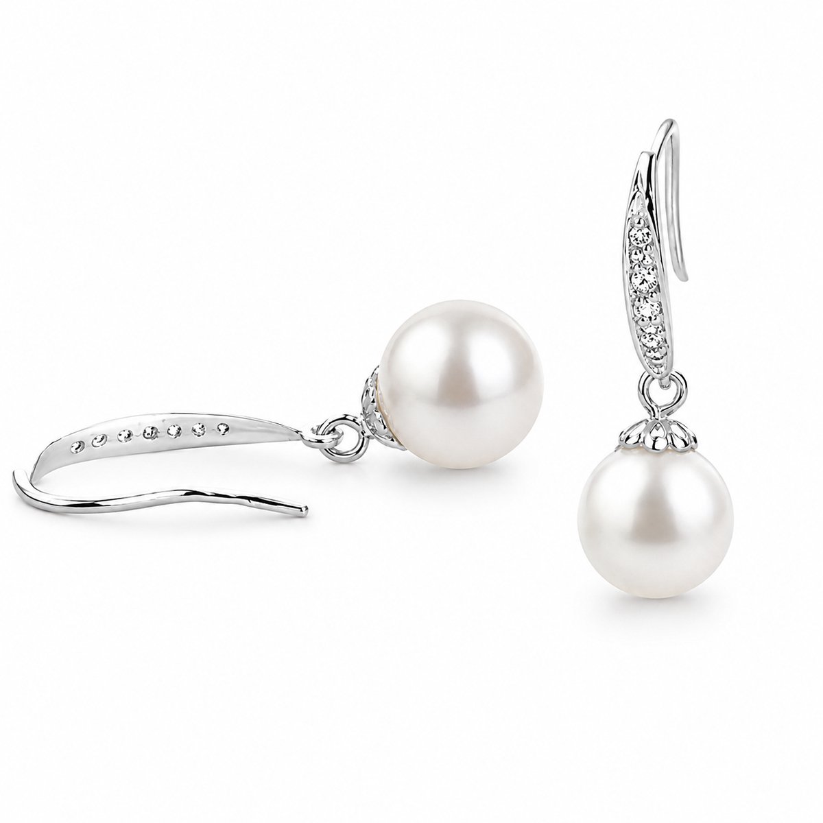 Zilveren oorhangers met zoetwaterparel – elegante dames oorbellen met parel – sierlijke pareloorbellen met glanzende afwerking – feestelijk en tijdloos sieraad