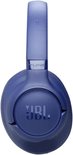 Gedetailleerde foto van een blauwe JBL Tune koptelefoon, met JBL logo op de oorschelp.