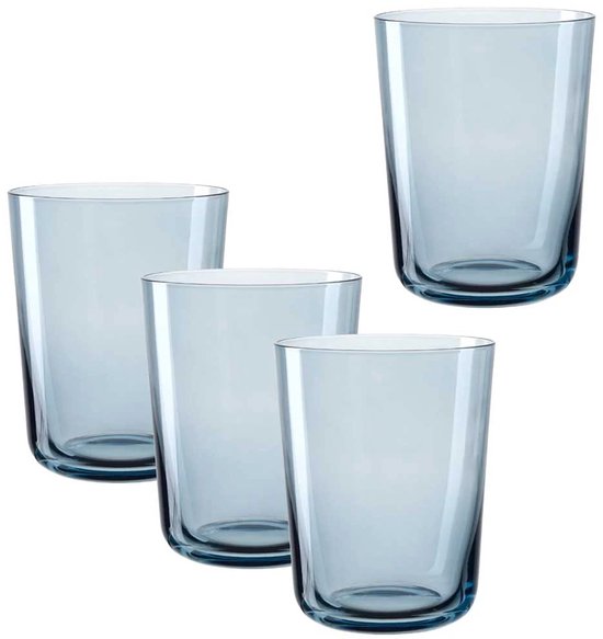 Ensemble de quatre verres de couleur bleue, au design élancé et cylindrique.