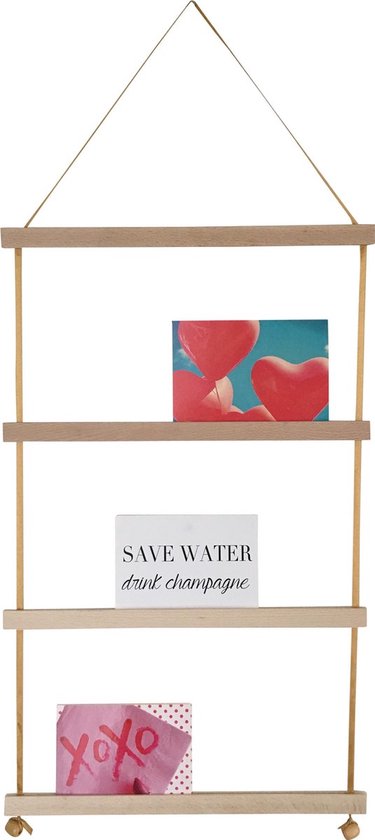 Houten wanddecoratie met drie planken, met aan de bovenste plank rode hartjes, de middelste plank een kaart met 'SAVE WATER drink champagne' en de onderste plank een kaart met 'xoxo'.
