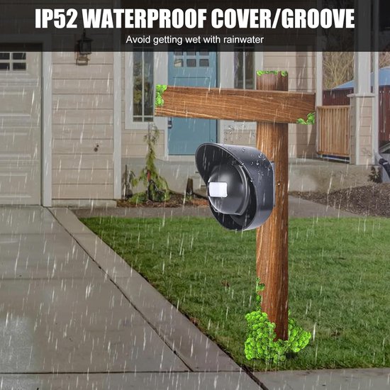 Zwarte bewegingsmelder op een houten paal tijdens regen. IP52 waterdichte cover/groef voorkomt dat regen binnendringt.