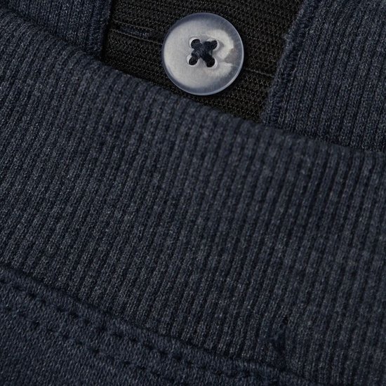 Detail van een donkerblauwe stof met een grijze knoop.