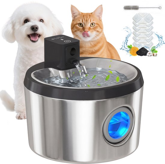 Zilveren RVS kattenwaterfontein met blauwe LED, met een witte hond en een rode kat die drinkt.