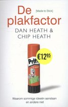 Boekcover 'De plakfactor' met een Pritt lijmstift en prijs van €12,95.