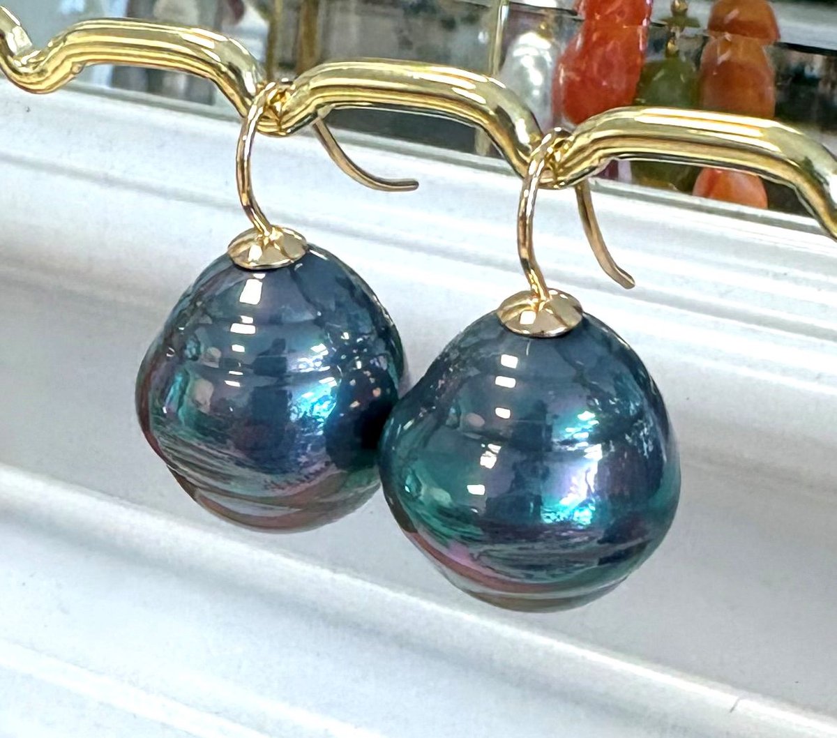 Barok parel oorbellen groot Tahiti blue/goud