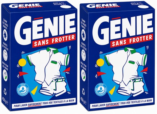 Twee pakken met Genie Sans Frotter waspoeder. De voorkant toont een witte polo en korte broek met groene accenten, omringd door gele en rode geometrische vormen.