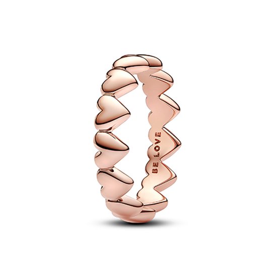Rosegouden ring met gestapelde hartjes en "BE LOVE" inscriptie.