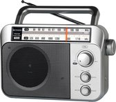 Zilverkleurige draagbare radio met zilverkleurig handvat, grote luidspreker, en draaiknoppen voor volume en afstemming.