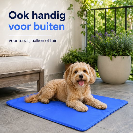 Kleine, lichtgekleurde hond rustend op blauwe koelmat op terras. Tekst: Ook handig voor buiten.