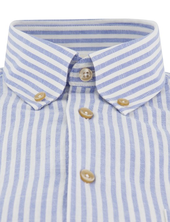 Klassiek overhemd met blauwe en witte strepen, knoopjes op de kraag en beige knopen.
