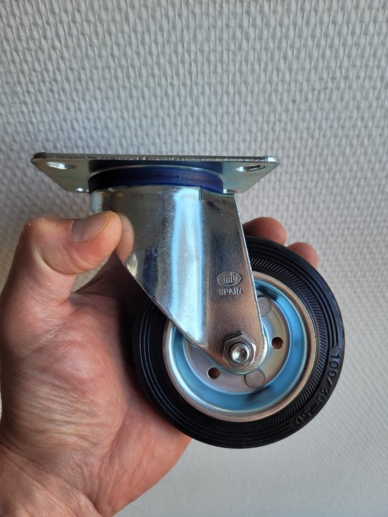 Een zwenkwiel met een metalen plaat, zwart rubberen wiel met blauwe velg.