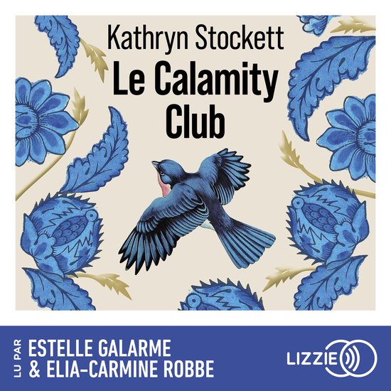Boekomslag met de titel 'Le Calamity Club' door Kathryn Stockett, versierd met blauwe bloemen en een blauwe vogel.