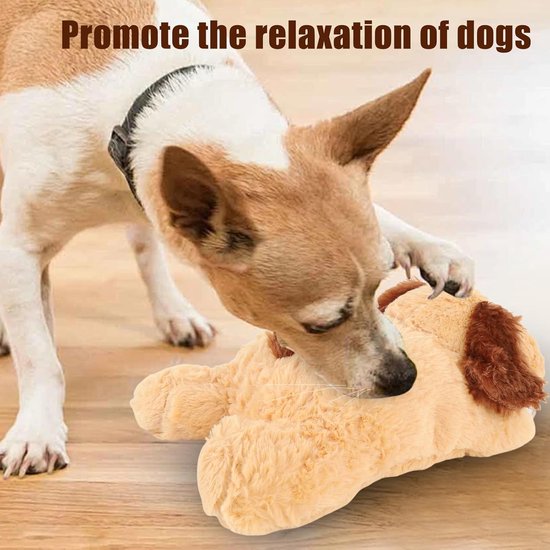 Een hond speelt met het bruine pluche hondenkussen.