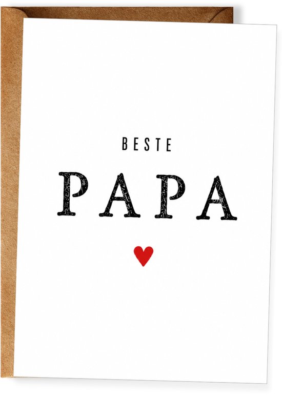 Witte kaart met zwarte tekst Beste PAPA en een klein rood hartje, met een bruine envelop op de achtergrond.