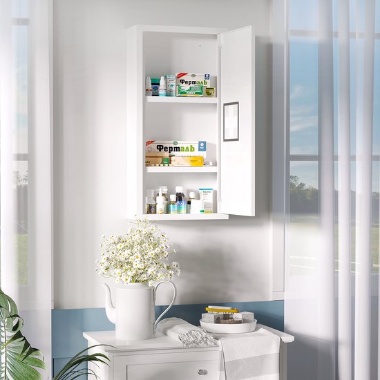 Witte medicijnkast met twee deuren open, gevuld met medicijnen en potjes. Boven een vaas met witte bloemen.