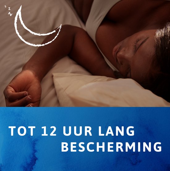 Vrouw slaapt op haar zij, met een tekening van een maan en sterren boven haar.