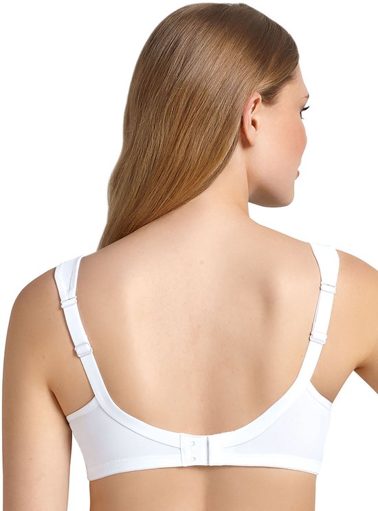 Achterzijde van een witte beha met brede, verstelbare bandjes en een haakjessluiting op een model.