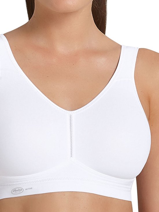 Witte sportbeha van Anita Active met brede bandjes en een V-hals. De naden bij de cups zijn zichtbaar.
