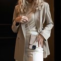 Vrouw met beige blazer draagt beige croco back cover met pasvakje en koord om haar nek.