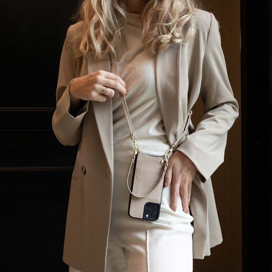 Vrouw met beige blazer draagt beige croco back cover met pasvakje en koord om haar nek.