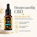 Hoogwaardige CBD olie 20% Forte in amberkleurig flesje met druppelaar. Gouden etiket met zwarte en turquoise details.